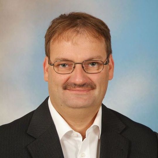 Dirk Ruhstein war lange Jahre Servicetechniker und zuletzt Serviceleiter bei der Siemens-Bestückungstochter SIPLACE (jetzt ASM Assembly Systems). Nun betreut er für AdoptSMT als Vertriebsingenieur die Postleitzahlengebiete 0, 1 ,2 sowie 31, 38 und 39. Dirk Ruhstein war lange Jahre Servicetechniker und zuletzt Serviceleiter bei der Siemens-Bestückungstochter SIPLACE (jetzt ASM Assembly Systems). Nun betreut er für AdoptSMT als Vertriebsingenieur die Postleitzahlengebiete 0, 1 ,2 sowie 31, 38 und 39.