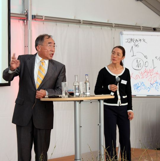 Hitoshi Takeda beschrieb in seinem Vortrag die richtige Herangehensweise an den kontinuierlichen Verbesserungsprozess (Kaizen). Hitoshi Takeda beschrieb in seinem Vortrag die richtige Herangehensweise an den kontinuierlichen Verbesserungsprozess (Kaizen).