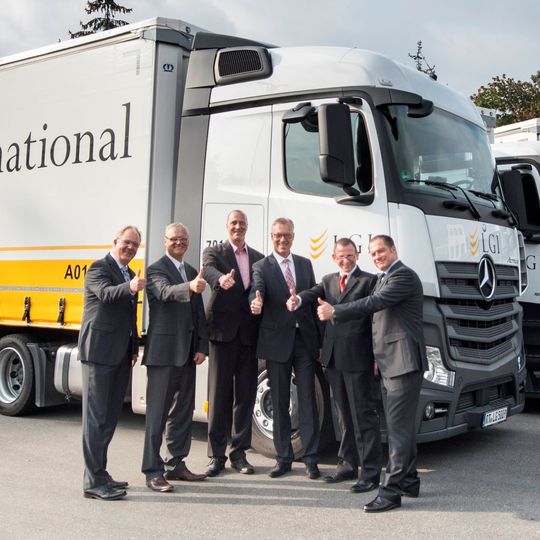 Den Daumen hoch recken hier (v.l.): Marc Risopp und Thomas Witzel (beide Mercedes-Benz), Jens Lietzmann, Dr. Andreas Bunz und Bernhard Jung (alle LGI) und Andreas Marwitz (Krone). Den Daumen hoch recken hier (v.l.): Marc Risopp und Thomas Witzel (beide Mercedes-Benz), Jens Lietzmann, Dr. Andreas Bunz und Bernhard Jung (alle LGI) und Andreas Marwitz (Krone).