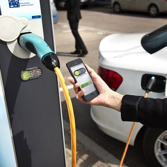 Die Zusammenarbeit zwischen der Hubject GmbH und der Enel Group ermöglicht Kunden, ihr Elektroauto an knapp 5.000 Ladepunkten zu laden. Die Zusammenarbeit zwischen der Hubject GmbH und der Enel Group ermöglicht Kunden, ihr Elektroauto an knapp 5.000 Ladepunkten zu laden.