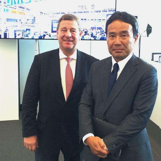 Dr. Rüdiger Kapitza, Vorstand der deutschen Aktiengesellschaft, (links) und Dr. Masahiko Mori,Präsident der japanischen DMG Mori Seiki betonen auf der AMB die positive Entwicklung der weltweiten Märkte.