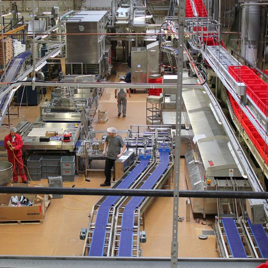 In der Stunde durchlaufen circa 1800 Dielen die Anlage, was einer Produktion von ca. 27.000 Brötchen pro Stunde entspricht. In der Stunde durchlaufen circa 1800 Dielen die Anlage, was einer Produktion von ca. 27.000 Brötchen pro Stunde entspricht.