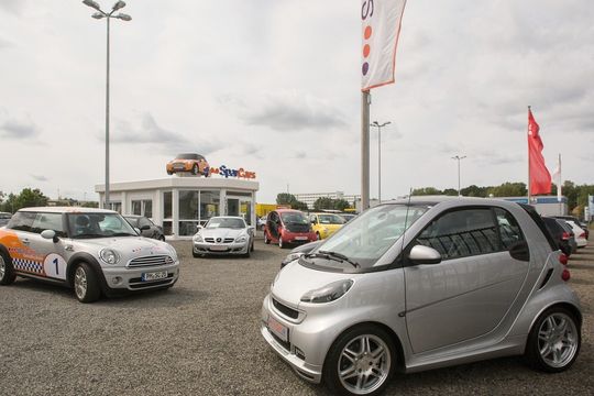 Über 2.000 Quadratmeter groß ist der Gebrauchtwagenplatz von Spar Cars.