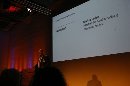 Parmi les personnalités qui étaient présentes lors de ce symposium, citons notamment Jan Jenisch, directeur général du groupe Sika; Professeur Dr. Gunter Dueck, auteur hors norme à succès; Doris Fiala, présidente de l'association Swiss Plastics et Christoph Burgener, ambassadeur de Suisse en Birmanie. Parmi les personnalités qui étaient présentes lors de ce symposium, citons notamment Jan Jenisch, directeur général du groupe Sika; Professeur Dr. Gunter Dueck, auteur hors norme à succès; Doris Fiala, présidente de l'association Swiss Plastics et Christoph Burgener, ambassadeur de Suisse en Birmanie.