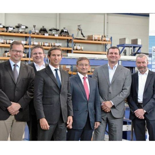 Die Geschäftsführung von NDT Systems GmbH und Institut Dr. Foerster GmbH & Co. KGnach Unterzeichnung der Vereinbarung. Die Geschäftsführung von NDT Systems GmbH und Institut Dr. Foerster GmbH & Co. KGnach Unterzeichnung der Vereinbarung.