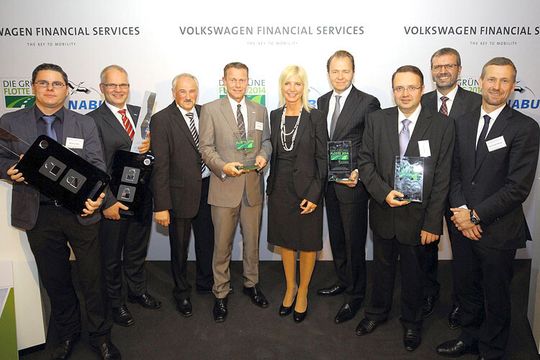 Preisträger: (v. li) Markus Littwin (Pflegeteam Wentland), Gewinner VW e-Golf, Randolph Hermann (BS Energy), Gewinner Audi G-tron, Olaf Tschimpke (NABU-Präsident), Volker Kamps (DRK Cuxhaven/Hadeln), Ulrike Scharf (Bayerische Umweltministerin), Mirko Sosnowski (move:elevator GmbH & Co. KG), Thomas Galjad (Krieger Anlagen GmbH & Co. KG), Gerhard Künne (Sprecher der Geschäftsführung der Volkswagen Leasing GmbH), Dr. Gunnar George (Krieger Anlagen GmbH & Co. KG).