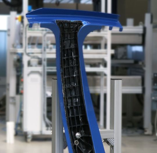 Erfolgreiche Forschungsergebnisse auf der Composites Europe:Als Beispiel für ein crashbelastetes Strukturbauteil in Multi-Materialdesign fertigten die Projektpartner, Dr. Ing. h.c. F. Porsche AG, Mitras Composites Systems GmbH, Leichtbau-Zentrum Sachsen (LZS) GmbH und das Institut für Leichtbau und Kunststofftechnik, eine B-Säulen-Demonstratorstruktur. Erfolgreiche Forschungsergebnisse auf der Composites Europe:Als Beispiel für ein crashbelastetes Strukturbauteil in Multi-Materialdesign fertigten die Projektpartner, Dr. Ing. h.c. F. Porsche AG, Mitras Composites Systems GmbH, Leichtbau-Zentrum Sachsen (LZS) GmbH und das Institut für Leichtbau und Kunststofftechnik, eine B-Säulen-Demonstratorstruktur.