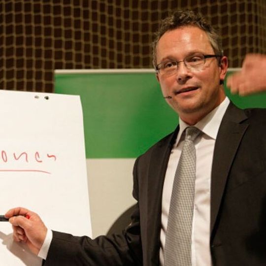 Ingo Vogel: „Reden Sie beim Small Talk nur über Dinge, die Ihnen wirklich gerade aufgefallen sind, oder Themen, die Sie tatsächlich interessieren. Denn der Kunde merkt es sofort, wenn Sie sich ehrlich und ernsthaft für ihn interessieren.“ Ingo Vogel: „Reden Sie beim Small Talk nur über Dinge, die Ihnen wirklich gerade aufgefallen sind, oder Themen, die Sie tatsächlich interessieren. Denn der Kunde merkt es sofort, wenn Sie sich ehrlich und ernsthaft für ihn interessieren.“