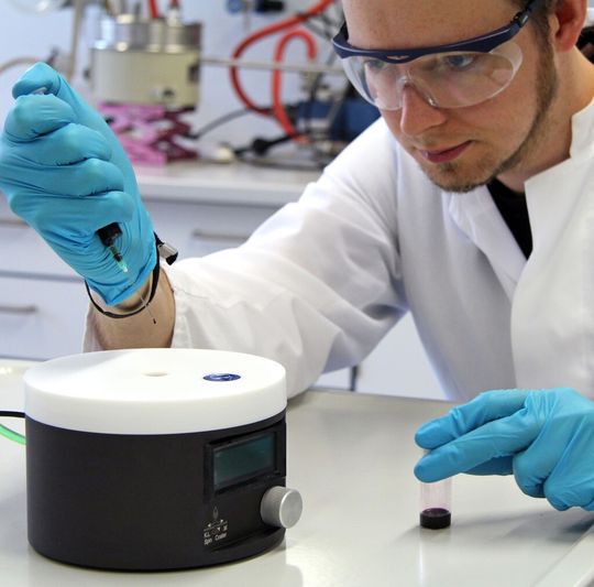 Das Polymer lässt sich aus der Lösung leicht zu einem dünnen Film verarbeiten. Die Technik, die hier zum Einsatz kommt, ist das Spincoating. Eine Lösung wird auf eine schnell rotierende Scheibe aufgetropft und das Lösungsmittel weggeschleudert. Im Bild: Julian Linshöft bei der Herstellung eines Films. Das Polymer lässt sich aus der Lösung leicht zu einem dünnen Film verarbeiten. Die Technik, die hier zum Einsatz kommt, ist das Spincoating. Eine Lösung wird auf eine schnell rotierende Scheibe aufgetropft und das Lösungsmittel weggeschleudert. Im Bild: Julian Linshöft bei der Herstellung eines Films.