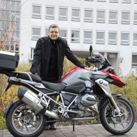 Über das Design der neuen BMW R 1200 GS lässt sich sagen, dass es dem großen Verkaufserfolg des Modells immerhin nicht im Wege steht. Über das Design der neuen BMW R 1200 GS lässt sich sagen, dass es dem großen Verkaufserfolg des Modells immerhin nicht im Wege steht.