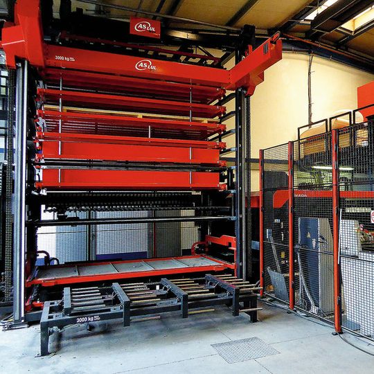 AS LUL ist eine automatisierte Lagerlösung, die Mederer sich von Amada passgenau bestellte und die an die Laserbearbeitungsmaschine FO M II RI 3015 angebunden ist. AS LUL ist eine automatisierte Lagerlösung, die Mederer sich von Amada passgenau bestellte und die an die Laserbearbeitungsmaschine FO M II RI 3015 angebunden ist.