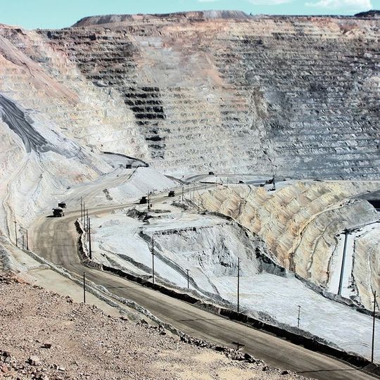 Bingham Canyon Mine, Kupfermine am Rande von Salt Lake City, Utah: eines der zehn größten Kupferbergwerke der Welt. Bingham Canyon Mine, Kupfermine am Rande von Salt Lake City, Utah: eines der zehn größten Kupferbergwerke der Welt.