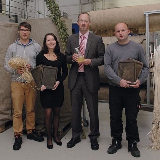 Prof. Türk und sein Team forschen für eine nachhaltigere Werkstoffwelt: v.l.: Björn Helsper, Franziska Beringer, Prof. Dr. Oliver Türk und Lukasz Derwich. Prof. Türk und sein Team forschen für eine nachhaltigere Werkstoffwelt: v.l.: Björn Helsper, Franziska Beringer, Prof. Dr. Oliver Türk und Lukasz Derwich.