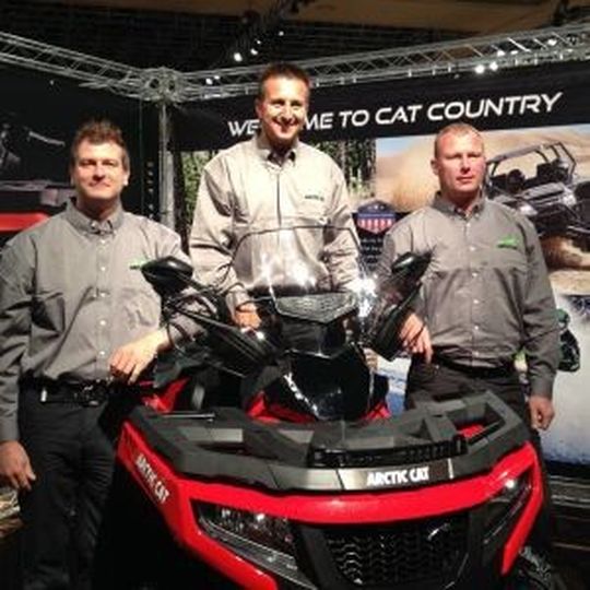 Arctic Cat-Händlerbetreuung (v.li:) durch Bernd Schlenker, Klaus Mairoser (Country Manager) und Christoph Fiedelak. Arctic Cat-Händlerbetreuung (v.li:) durch Bernd Schlenker, Klaus Mairoser (Country Manager) und Christoph Fiedelak.