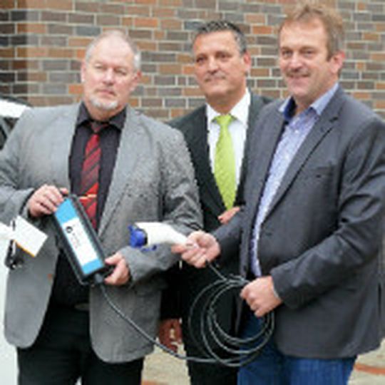 Fahrzeugübergabe: (v.li.) Uwe Rokosch, Leiter des BTZ, Rainer Wiedemann, District-Manager MMD Automobile, und Andreas Ahlhelm, Vizepräsident des Landesverbandes Sachsen-Anhalt.