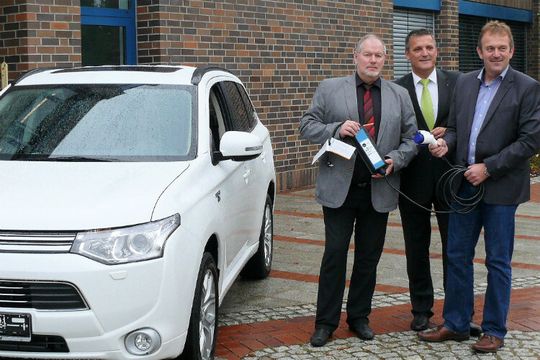 Ein Mitsubishi Outlander PHEV hilft dem Bildungszentrum Möckern bei Schulungen: (v.li.) Uwe Rokosch, Leiter des BTZ, Rainer Wiedemann, District-Manager MMD Automobile, und Andreas Ahlhelm, Vizepräsident des Landesverbandes Sachsen-Anhalt.