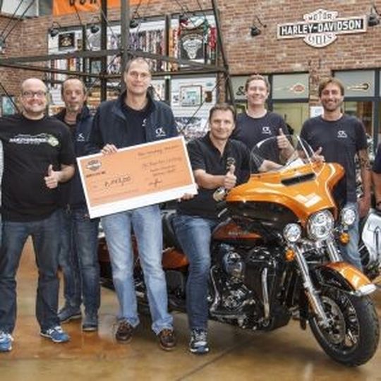 Die Motor-Company spendete 7.143 US-Dollar an die „Off-Road-Kids“-Stiftung. Die Motor-Company spendete 7.143 US-Dollar an die „Off-Road-Kids“-Stiftung.