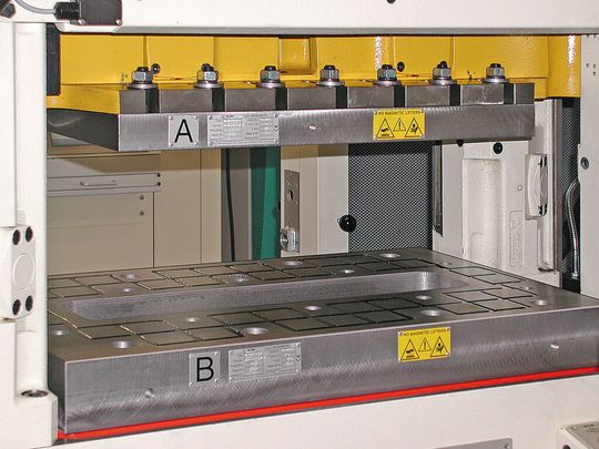 Bild: Magnet-Spannplatte mit 120 kN Spannkraft in Schnellstanzautomat. Bild: Magnet-Spannplatte mit 120 kN Spannkraft in Schnellstanzautomat.