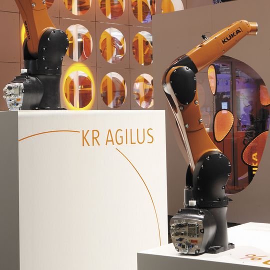 Ein Kleinroboter, der mit einem Han-Yellock 30 versorgt wird. Ein Kleinroboter, der mit einem Han-Yellock 30 versorgt wird.