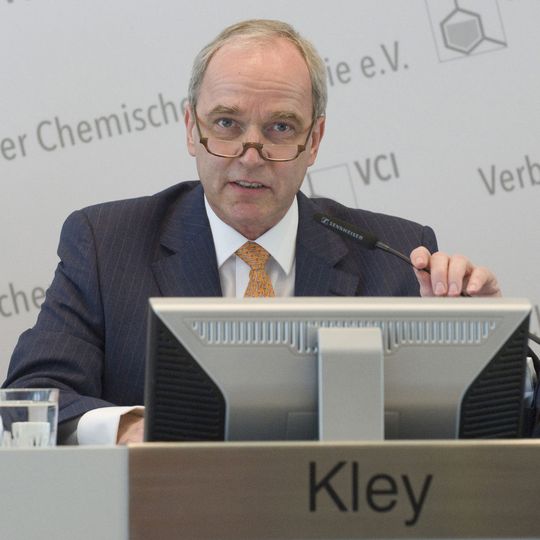Der scheidende VCI-Präsident Karl-Ludwig Kley stellt den VCI-Bericht der Studie von Oxford Economics „Die Wettbewerbsfähigkeit des Chemiestandorts Deutschland im internationalen Vergleich: Rückblick und Zukunftsperspektiven“ vor. Der scheidende VCI-Präsident Karl-Ludwig Kley stellt den VCI-Bericht der Studie von Oxford Economics „Die Wettbewerbsfähigkeit des Chemiestandorts Deutschland im internationalen Vergleich: Rückblick und Zukunftsperspektiven“ vor.