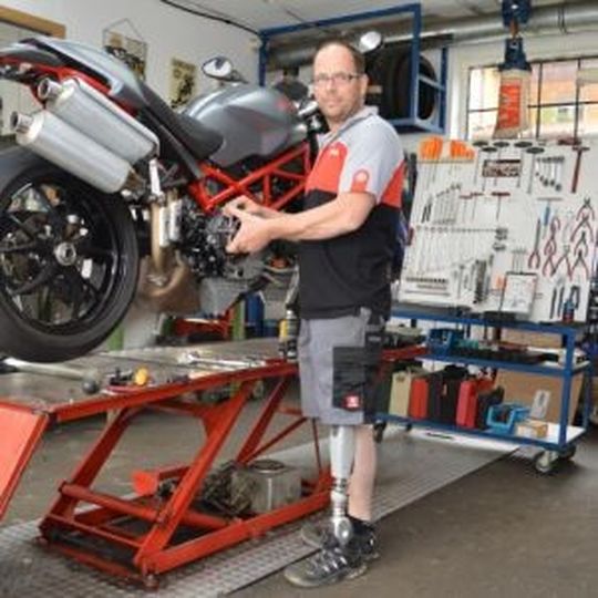 Robert Kostner baut seit seinem Unfall Motorräder und Quads für Menschen mit Handicap um. Robert Kostner baut seit seinem Unfall Motorräder und Quads für Menschen mit Handicap um.