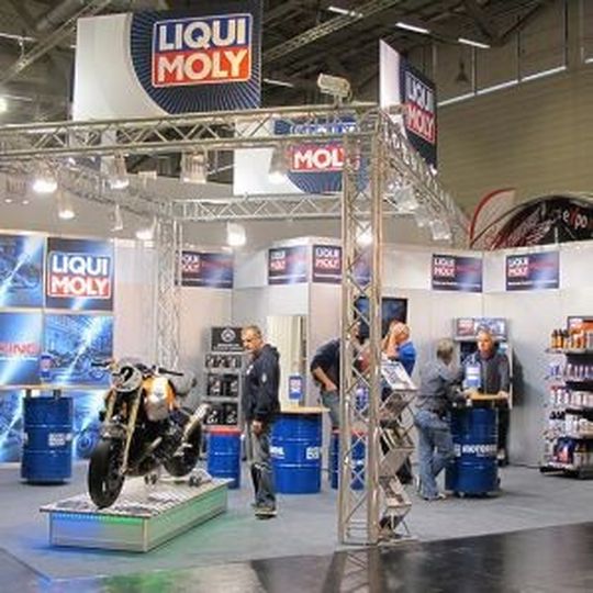 Vor zwei Jahren noch relativ bescheiden, fällt der diesjährige Intermot-Stand von Liqui Moly mehr als doppelt so groß aus. Vor zwei Jahren noch relativ bescheiden, fällt der diesjährige Intermot-Stand von Liqui Moly mehr als doppelt so groß aus.