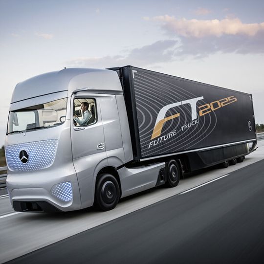 Mercedes-Benz presents the "Future Truck 2025" as the world's first autonomously driving truck. Mercedes-Benz presents the "Future Truck 2025" as the world's first autonomously driving truck.