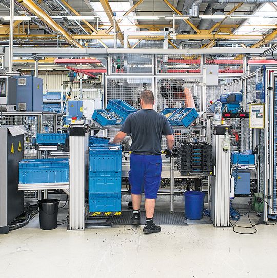 Ergonomisch gestaltete Arbeitsplätze tragen zu einer höheren Produktivität bei und schaden nicht der Gesundheit.