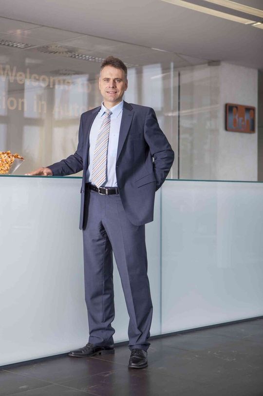 Markus Sandhöfner, Geschäftsführer B&R Deutschland: „Mapp Technology kommt einer Revolution der Entwicklung von Anwendungssoftware gleich. Wir verschaffen dem Maschinen- und Anlagenbauer die Möglichkeit, sich auf sein Kerngeschäft zu konzentrieren: Er fokussiert sich auf seinen spezifischen Prozess und gießt diesen in Software.“