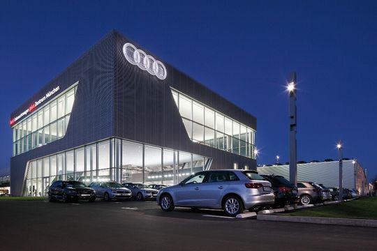 Das Audi-Gebrauchtwagen-Plus-Zentrum in Eching statteten die Planer und Bauherren durchgängig mit LED-Licht aus. Die Außenflächen beleuchten 7,5 Meter hohe Lichtstelen.