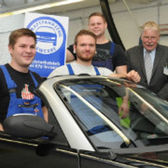 Sieger beim Landeswettbewerb in Schleswig-Holstein: (v.li.) Lars Willrodt (2. ), Maurice Wagner (1.), Marcus Hochschild (3.) und Georg Petersen (Prüfungsausschuss).