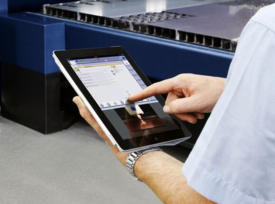 Mit der MobileControl App können Bediener von Trumpf Maschinen auch abseits des Bedienpults diese bedienen und überwachen. Mit der MobileControl App können Bediener von Trumpf Maschinen auch abseits des Bedienpults diese bedienen und überwachen.