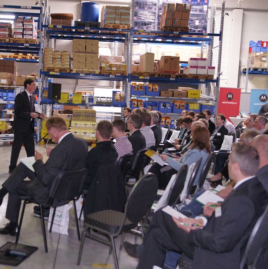Mehr als 90 Besucher informierten sich bei E+P über neueste Lösungen in der Logistik. Mehr als 90 Besucher informierten sich bei E+P über neueste Lösungen in der Logistik.