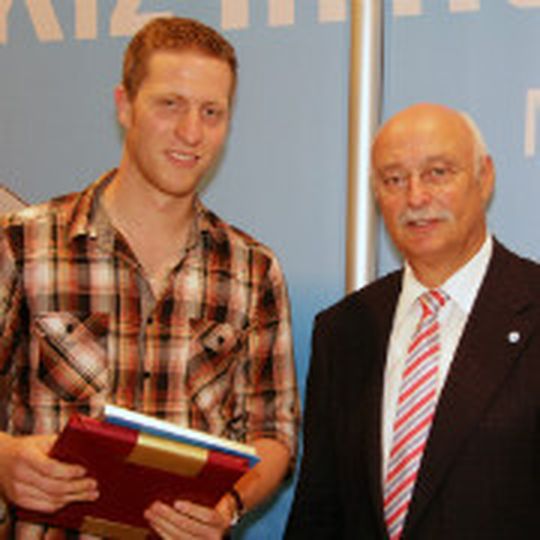 Ausgezeichnet: Karl Burghart (re.), stellv. Obermeister Kfz-Innung München-Oberbayern, gratuliert Severin Linseisen (Auto Köhler, Mainburg) zu seinem Abschluss.