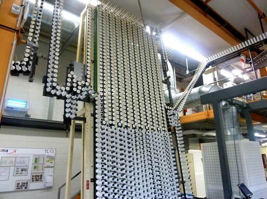 Chaîne de convoyage de tubes en amont de l'unité de vissage/sertissage des bouchons Chaîne de convoyage de tubes en amont de l'unité de vissage/sertissage des bouchons