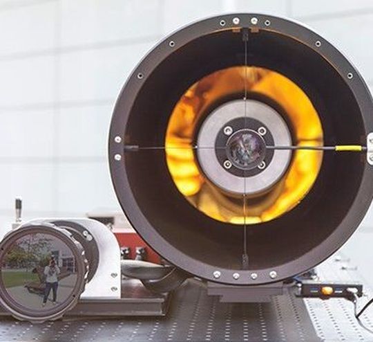 Der am Fraunhofer IAF entwickelte Quantenkaskadenlaser kann selbst geringe Spuren von unterschiedlichen Gefahrstoffen aus der Distanz detektieren. Der am Fraunhofer IAF entwickelte Quantenkaskadenlaser kann selbst geringe Spuren von unterschiedlichen Gefahrstoffen aus der Distanz detektieren.