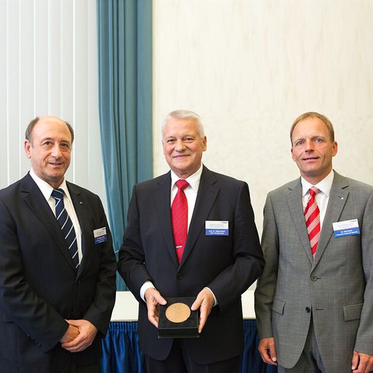 Prof. Dr. Jürgen Kletti (Mitte) mit Dr. Wolfgang Müller von der VDI-Fachgesellschaft Produkt und Prozessgestaltung (links) und Dr. Olaf Sauer vom Fraunhofer-Institut für Optronik (rechts). Prof. Dr. Jürgen Kletti (Mitte) mit Dr. Wolfgang Müller von der VDI-Fachgesellschaft Produkt und Prozessgestaltung (links) und Dr. Olaf Sauer vom Fraunhofer-Institut für Optronik (rechts).