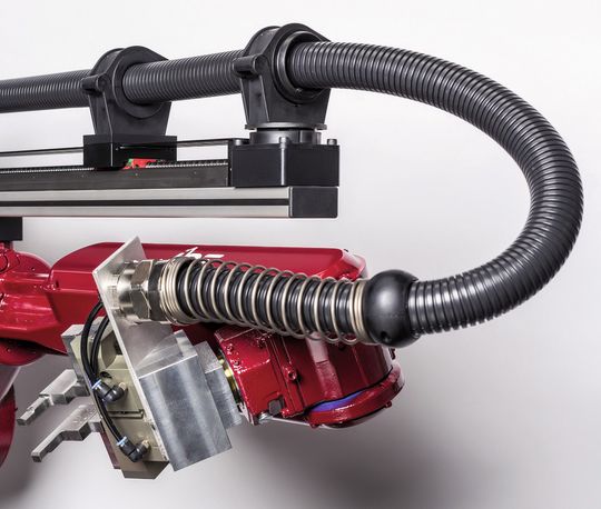 Erika verfährt Kabelschutzsysteme automatisch und nahezu belastungsfrei analog zur aktuellen Bewegung des Roboterarms. Erika verfährt Kabelschutzsysteme automatisch und nahezu belastungsfrei analog zur aktuellen Bewegung des Roboterarms.