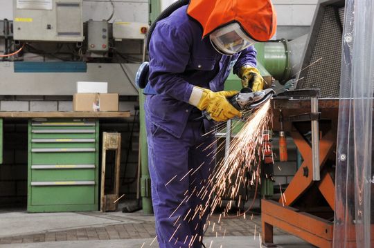 Robust und für enge Stellen geeignet: Die neuen Flachkopf-Winkelschleifer von Metabo. Robust und für enge Stellen geeignet: Die neuen Flachkopf-Winkelschleifer von Metabo.