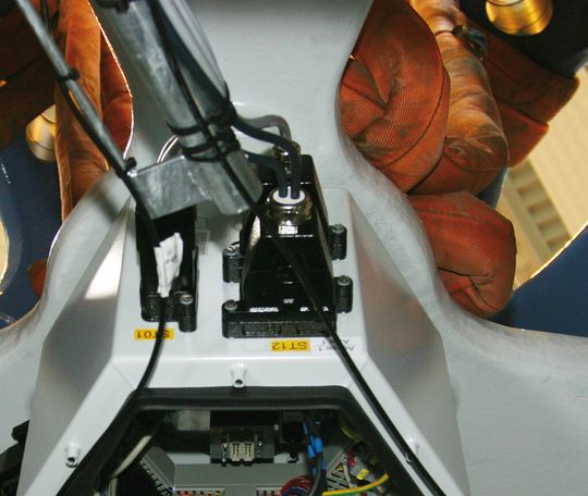 Über die kompakten Uni-Mehrfach-Kabelverschraubungen lassen sich mehrere Kabel platzsparend einführen – wie hier in die Steuerbox in der Rotornabe.