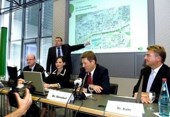 Der Geschäftsführer Infraserv Höchst Dr. Roland Mohr zeigte auf der Pressekonferenz zur Ticona-Standortverlagerung die Lage eines neuen Logistik Centers. Der Geschäftsführer Infraserv Höchst Dr. Roland Mohr zeigte auf der Pressekonferenz zur Ticona-Standortverlagerung die Lage eines neuen Logistik Centers.