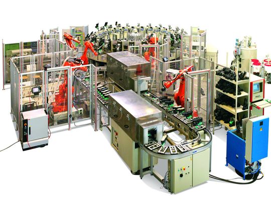 Robotergestützte Automation prägt immer mehr das Bild der industriellen Schuhproduktion. Robotergestützte Automation prägt immer mehr das Bild der industriellen Schuhproduktion.