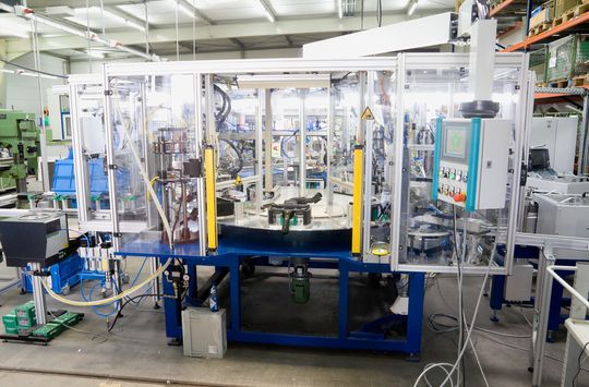 Montageanlage mit acht Stationen. Die Position der Werkstückträger auf dem Montageteller wird mittels RFID überwacht. Montageanlage mit acht Stationen. Die Position der Werkstückträger auf dem Montageteller wird mittels RFID überwacht.