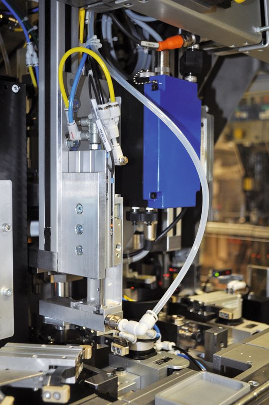 Das Handlingsystem positioniert die Nadel des Einspritzventils nach dem Anschweißen einer Kugel in einen hohen Luftstrom, dessen Geschwindigkeit die Temperatur absenkt. Anschließend wird die kalte Nadel vermessen. Das Handlingsystem positioniert die Nadel des Einspritzventils nach dem Anschweißen einer Kugel in einen hohen Luftstrom, dessen Geschwindigkeit die Temperatur absenkt. Anschließend wird die kalte Nadel vermessen.