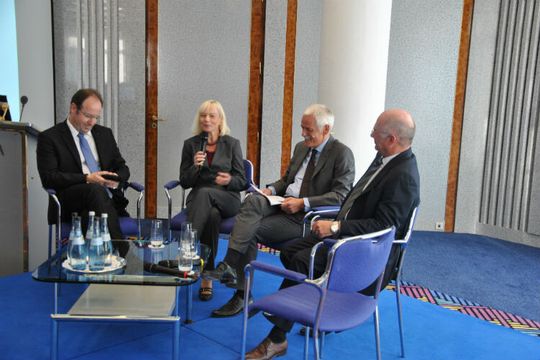 Die Expertenrunde: (v. li.) Bernd Appel, Leiter Vertriebsorganisation Deutschland der Audi AG, Antje Woltermann, Geschäftsführerin ZDK, Prof. Willi Diez, Ifa und Jürgen Tauscher, Vorstandsvorsitzender Lueg AG.