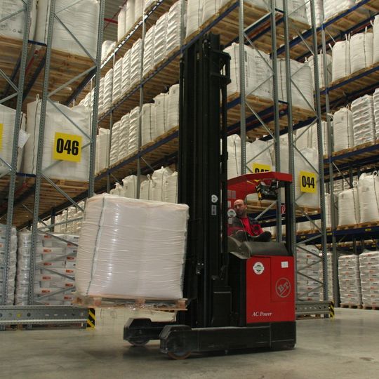 Laut HACCP-System müssen in zwölf verschiedenen Bereichen ganz bestimmte Prozesse vorgeschrieben werden. Das schließt auch den Wareneingang und die Verladeprüfung mit ein. Laut HACCP-System müssen in zwölf verschiedenen Bereichen ganz bestimmte Prozesse vorgeschrieben werden. Das schließt auch den Wareneingang und die Verladeprüfung mit ein.