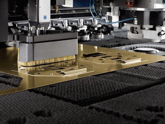 Perfekt kombiniert: Die «TruMatic 6000 fiber» kombiniert die Stärken des Festkörperlasers mit produktiver Stanztechnologie. Perfekt kombiniert: Die «TruMatic 6000 fiber» kombiniert die Stärken des Festkörperlasers mit produktiver Stanztechnologie.