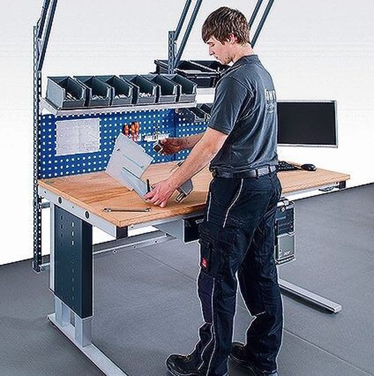 Die Multi-4-Motion-Serie kann in der Höhe optimal auf die Körpergröße der Mitarbeiter eingestellt werden. Die Multi-4-Motion-Serie kann in der Höhe optimal auf die Körpergröße der Mitarbeiter eingestellt werden.