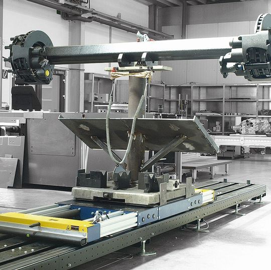 Die Stahllaufbahnen für die sogenannten E-Carts – die Trägersysteme – können auf dem Hallenboden liegen oder aufgeständert werden. Die Stahllaufbahnen für die sogenannten E-Carts – die Trägersysteme – können auf dem Hallenboden liegen oder aufgeständert werden.