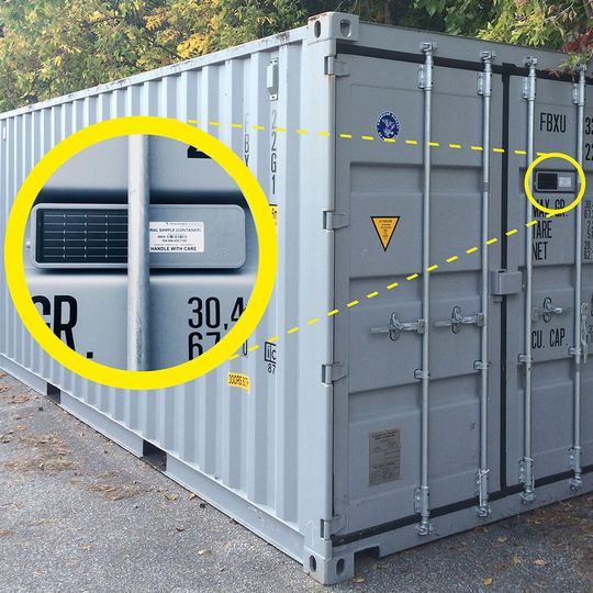 Sollte jemand versuchen, das Tracking-Modul zu entfernen oder die Containertür während des Transports unerlaubt zu öffnen, sendet es sofort ein Alarmsignal. Sollte jemand versuchen, das Tracking-Modul zu entfernen oder die Containertür während des Transports unerlaubt zu öffnen, sendet es sofort ein Alarmsignal.